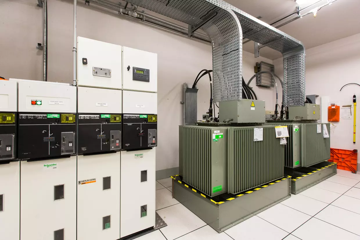 transformateur dans salle élecctrique