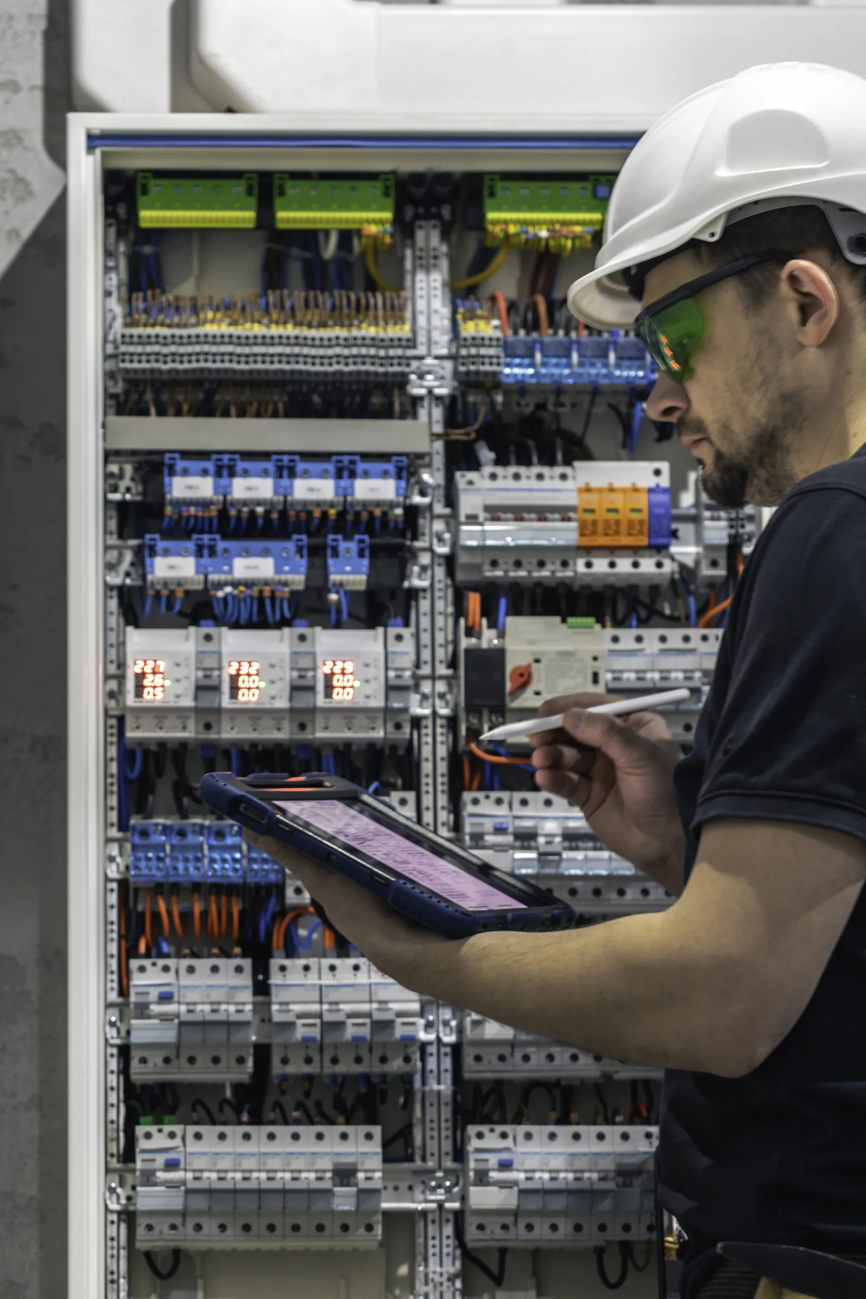 Contrôle de conformité et test d'une armoire électrique industrielle par Flandre Systèmes avant sa mise en service.