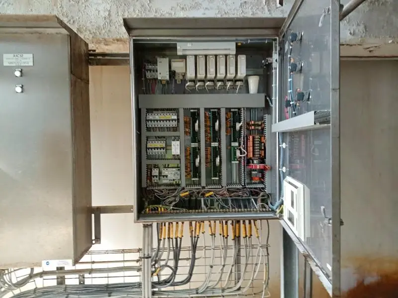 Modification et câblage d'une armoire automate programmable industriel en inox par Flandre Systèmes.