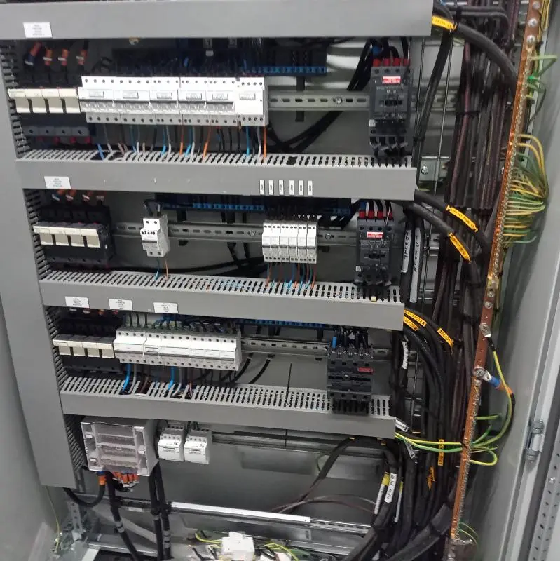 Modification d'une armoire de commande industrielle pour l'intégration d'une coupure d'urgence par Flandre Systèmes.
