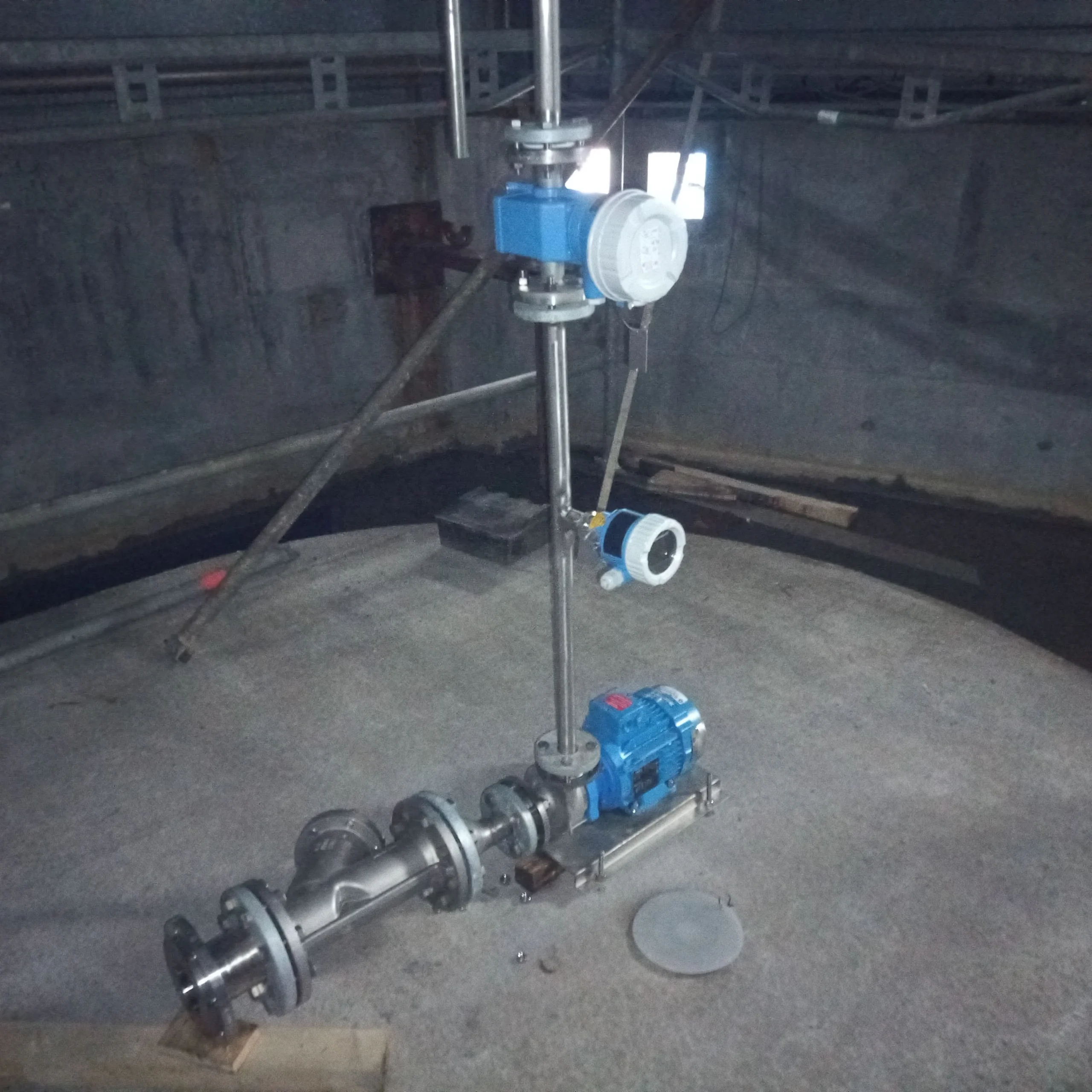 Débitmètre électromagnétique industriel monté sur tuyauterie : bien choisir son débitmètre selon le liquide à mesurer