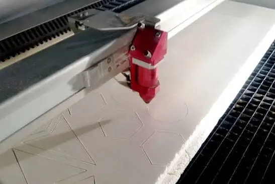 Découpe laser de plaques techniques et gabarits sur mesure en atelier de prototypage