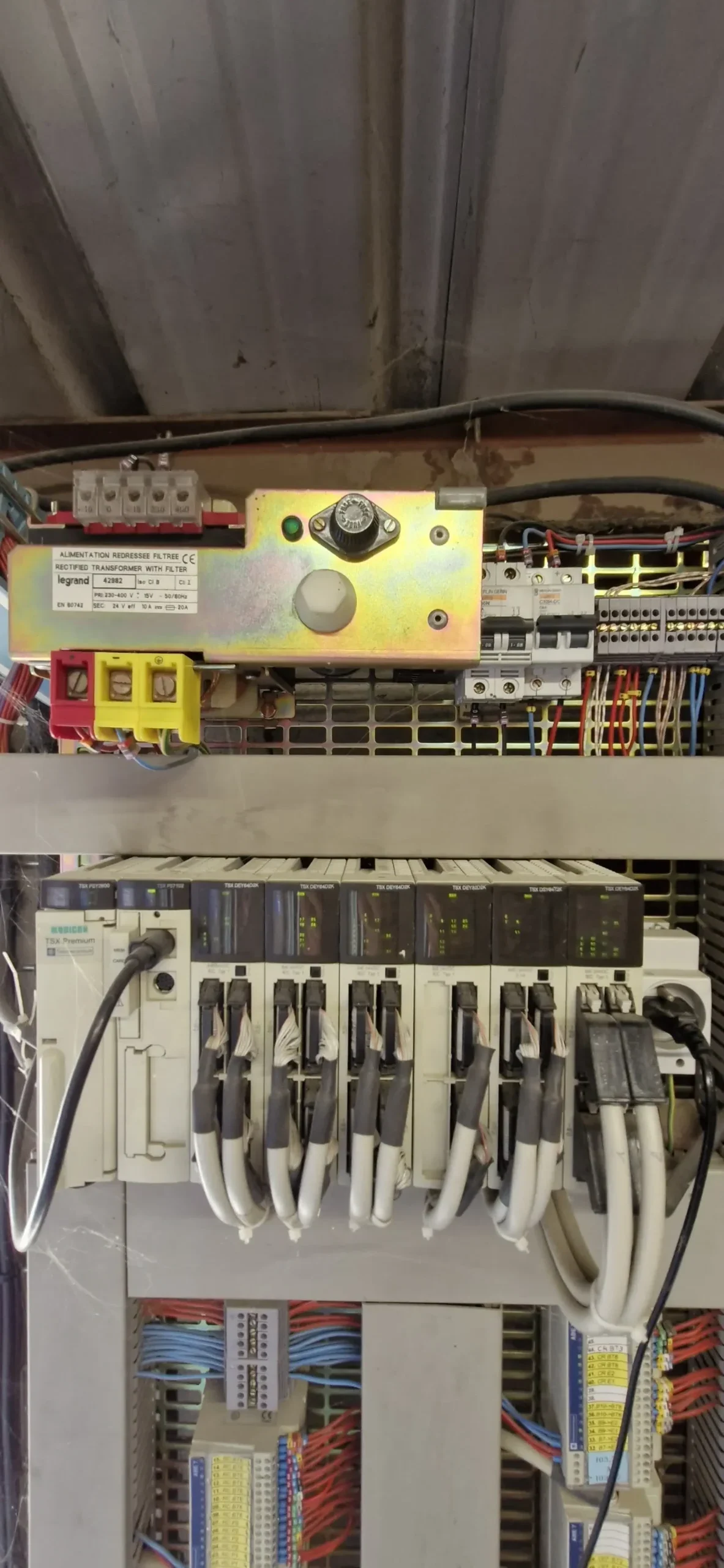 Automate programmable obsolète Modicon TSX Premium Schneider Electric et alimentation Legrand avant intervention de revamping d'armoire électrique.